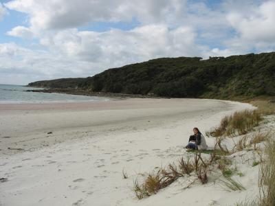 Das ist der Rangiputa Beach auf der Karikari Peninsula (Halbinsel), Bine sonnt sich grad am weissen Strand, ca anfang Oktober